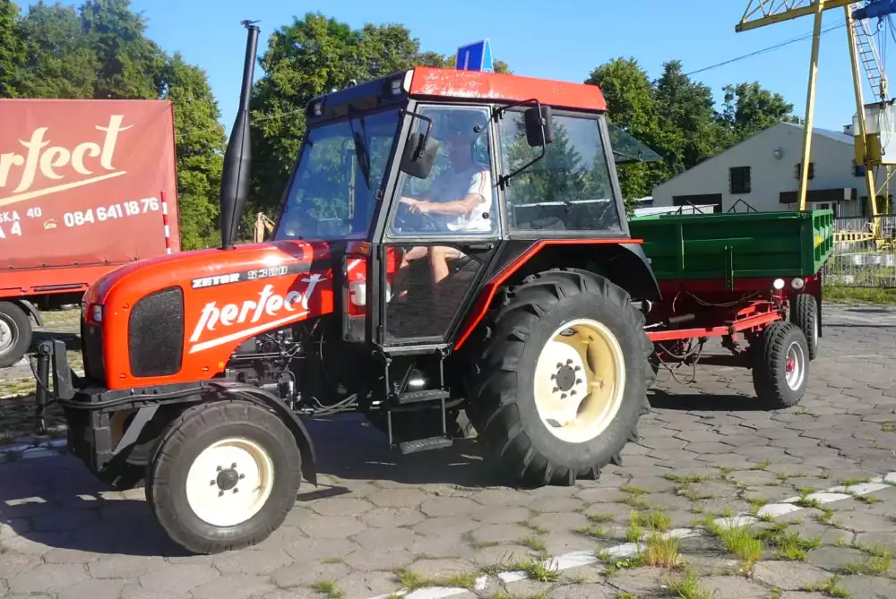 Traktor na placu manewrowym szkoły Perfect Zamość- kat T