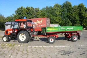 Traktor na placu manewrowym szkoły Perfect Zamość- kat T