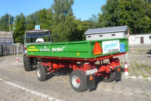 Traktor na placu manewrowym szkoły Perfect Zamość- kat T