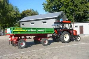 Traktor na placu manewrowym szkoły Perfect Zamość- kat T