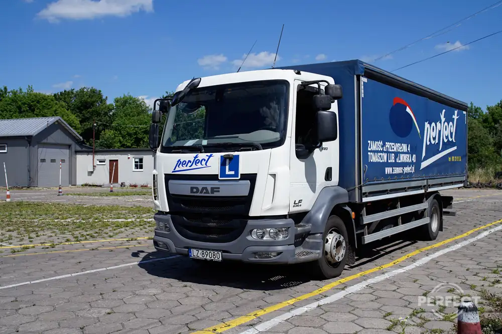 DAF LF 260 FA – ciężarówka do egzaminu kat. C w WORD Zamość. 260 KM, Euro 6. Pojazd w kolorze białym na placu egzaminacyjnym.