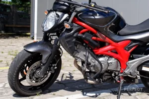 Motocykl Suzuki Gladius na placu manewrowym Perfect Zamość. Pojazd jest wykorzystywany do egzaminów na prawo jazdy kategorii A. Motocykl ma pojemność 645 cm³ i moc 53 kW (72 KM).