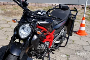 Motocykl Suzuki Gladius na placu manewrowym Perfect Zamość. Pojazd jest wykorzystywany do egzaminów na prawo jazdy kategorii A. Motocykl ma pojemność 645 cm³ i moc 53 kW (72 KM).
