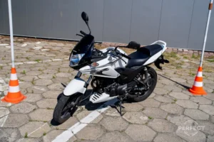 Czarny motocykl Honda CB125R na placu egzaminacyjnym WORD Zamość. Pojazd egzaminacyjny kategorii A1 z mocą 15 KM i silnikiem 125 cm³. Na zdjęciu widoczny bok i przód motocykla z charakterystycznym okrągłym reflektorem LED w stylu Neo Sports Café.