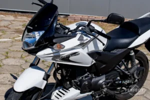 Czarny motocykl Honda CB125R na placu egzaminacyjnym WORD Zamość. Pojazd egzaminacyjny kategorii A1 z mocą 15 KM i silnikiem 125 cm³. Na zdjęciu widoczny bok i przód motocykla z charakterystycznym okrągłym reflektorem LED w stylu Neo Sports Café.