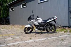 Czarny motocykl Honda CB125R na placu egzaminacyjnym WORD Zamość. Pojazd egzaminacyjny kategorii A1 z mocą 15 KM i silnikiem 125 cm³. Na zdjęciu widoczny bok i przód motocykla z charakterystycznym okrągłym reflektorem LED w stylu Neo Sports Café.