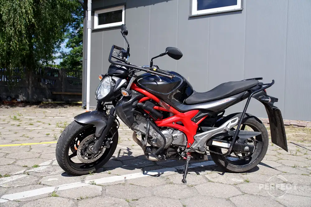 Motocykl Suzuki Gladius na placu manewrowym Perfect Zamość. Pojazd jest wykorzystywany do egzaminów na prawo jazdy kategorii A. Motocykl ma pojemność 645 cm³ i moc 53 kW (72 KM).