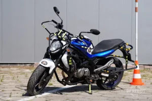 Motocykl Suzuki Gladius 35 kW na placu nauki jazdy Perfect Zamość.