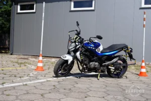 Motocykl Suzuki Gladius 35 kW na placu nauki jazdy Perfect Zamość.