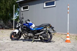 Motocykl Suzuki Gladius 35 kW na placu nauki jazdy Perfect Zamość.