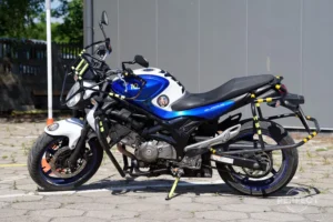 Motocykl Suzuki Gladius 35 kW na placu nauki jazdy Perfect Zamość.
