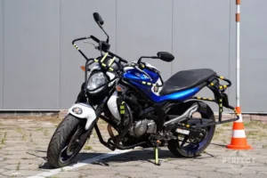 Motocykl Suzuki Gladius 35 kW na placu nauki jazdy Perfect Zamość.