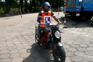 Nauka jazdy kategorii A - Motocykl Suzuki Gladius na placu manewrowym Perfect Zamość.