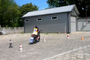 Nauka jazdy kategorii A - Motocykl Suzuki Gladius na placu manewrowym Perfect Zamość.