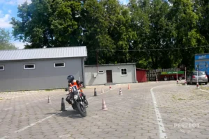 Nauka jazdy kategorii A - Motocykl Suzuki Gladius na placu manewrowym Perfect Zamość.