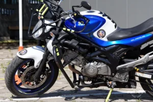 Motocykl Suzuki Gladius 35 kW na placu nauki jazdy Perfect Zamość.