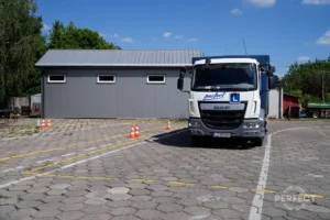 DAF LF 260 FA – ciężarówka do egzaminu kat. C w WORD Zamość. 260 KM, Euro 6. Pojazd w kolorze białym na placu egzaminacyjnym.