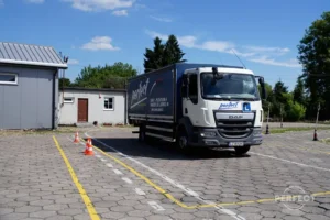 DAF LF 260 FA – ciężarówka do egzaminu kat. C w WORD Zamość. 260 KM, Euro 6. Pojazd w kolorze białym na placu egzaminacyjnym.