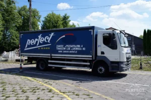 DAF LF 260 FA – ciężarówka do egzaminu kat. C w WORD Zamość. 260 KM, Euro 6. Pojazd w kolorze białym na placu egzaminacyjnym.