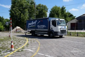 DAF LF 260 FA – ciężarówka do egzaminu kat. C w WORD Zamość. 260 KM, Euro 6. Pojazd w kolorze białym na placu egzaminacyjnym.