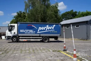 DAF LF 260 FA – ciężarówka do egzaminu kat. C w WORD Zamość. 260 KM, Euro 6. Pojazd w kolorze białym na placu egzaminacyjnym.